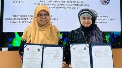 Dekan Farmasi UMP menunjukkan berkas dokumen perjanjian kerja sama riset kanker payudara bersama BRIN di Bogor.