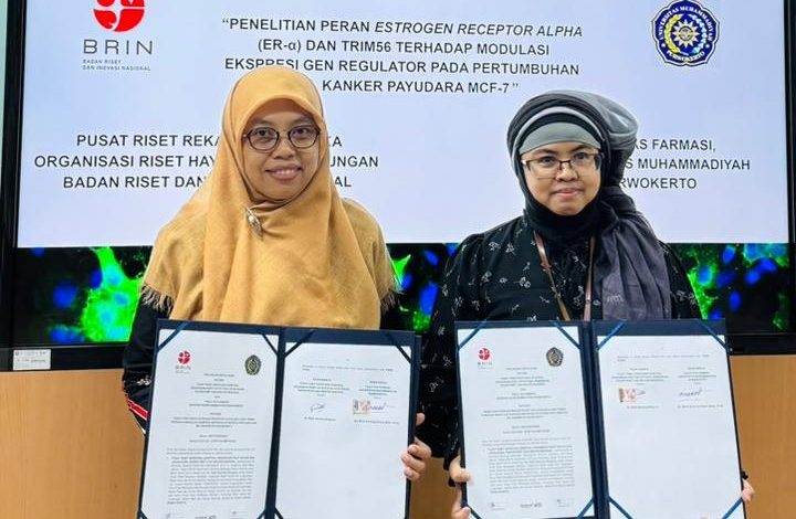 Dekan Farmasi UMP menunjukkan berkas dokumen perjanjian kerja sama riset kanker payudara bersama BRIN di Bogor.