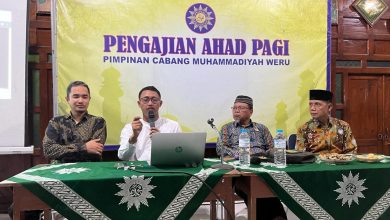 Empat pengurus Muhammadiyah memberikan pemaparan menggunakan laptop saat sosialisasi digitalisasi organisasi di PCM Weru.