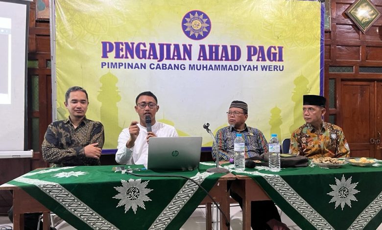 Empat pengurus Muhammadiyah memberikan pemaparan menggunakan laptop saat sosialisasi digitalisasi organisasi di PCM Weru.