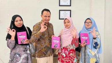 Tiga mahasiswa PAI UMP bersama Ketua Prodi menunjukkan buku karya mereka berjudul Antara Waktu, Belajar, dan Kenangan hasil magang sekolah.