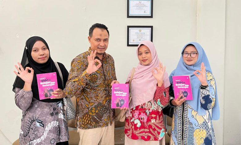 Tiga mahasiswa PAI UMP bersama Ketua Prodi menunjukkan buku karya mereka berjudul Antara Waktu, Belajar, dan Kenangan hasil magang sekolah.