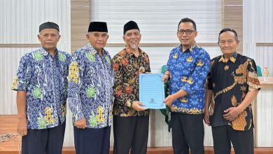 Penyerahan simbolis bantuan Pimpinan Daerah Muhammadiyah Temanggung untuk peningkatan mutu pendidikan 18 MI Muhammadiyah.