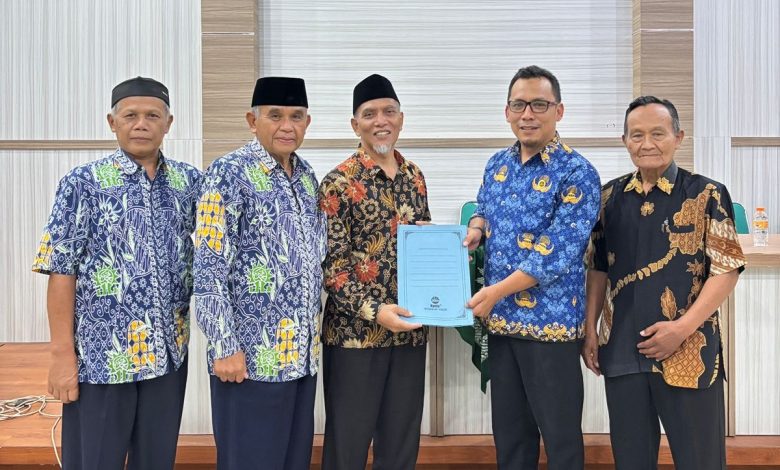 Penyerahan simbolis bantuan Pimpinan Daerah Muhammadiyah Temanggung untuk peningkatan mutu pendidikan 18 MI Muhammadiyah.