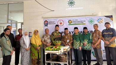 Jajaran pengurus PDA Temanggung dan tokoh Muhammadiyah berfoto bersama di depan spanduk Pelayanan KB RS PKU Muhammadiyah Temanggung saat momentum Milad 109 Aisyiyah.