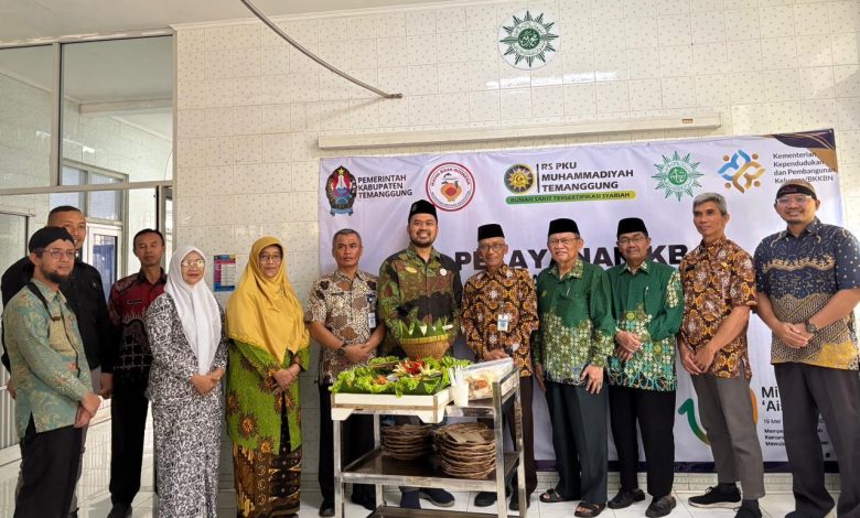Jajaran pengurus PDA Temanggung dan tokoh Muhammadiyah berfoto bersama di depan spanduk Pelayanan KB RS PKU Muhammadiyah Temanggung saat momentum Milad 109 Aisyiyah.