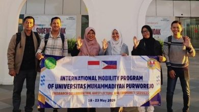 Enam dosen UMPWR berfoto bersama membawa spanduk International Mobility Program di depan gerbang Yogyakarta International Airport sebelum keberangkatan ke Filipina.