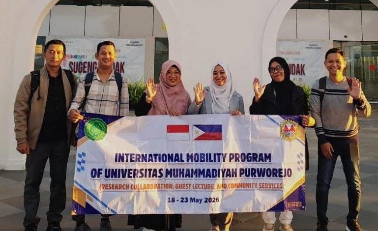 Enam dosen UMPWR berfoto bersama membawa spanduk International Mobility Program di depan gerbang Yogyakarta International Airport sebelum keberangkatan ke Filipina.