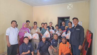 Foto bersama jajaran amil Lazismu Kota Magelang, relawan MDMC, dan warga penerima bantuan sembako banjir bandang di Dusun Batur Citrosono Grabag.