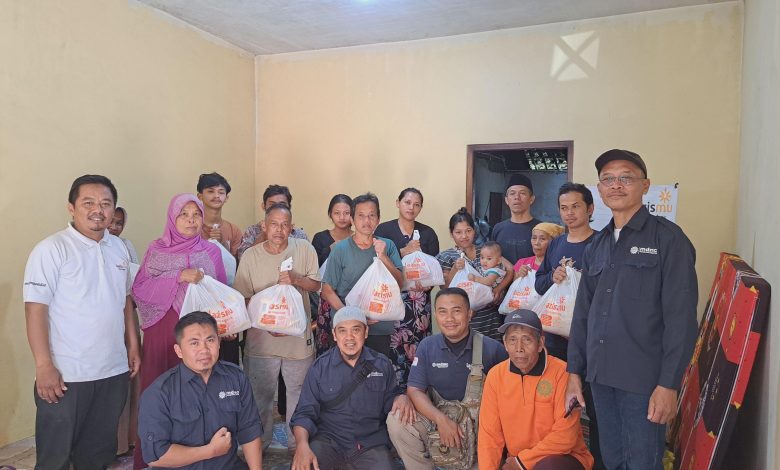 Foto bersama jajaran amil Lazismu Kota Magelang, relawan MDMC, dan warga penerima bantuan sembako banjir bandang di Dusun Batur Citrosono Grabag.