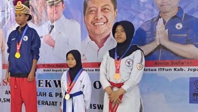 Haifa Farida Husen siswi SMP Mutual Kota Magelang berdiri di atas podium juara kejuaraan Taekwondo Bupati Jepara Cup 2026.