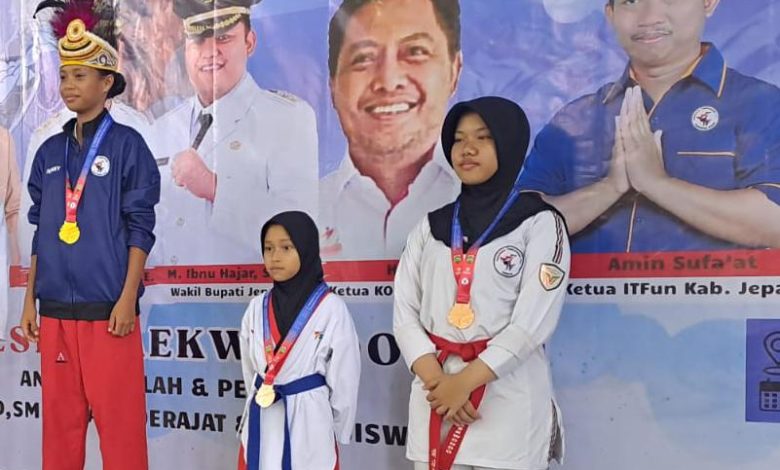 Haifa Farida Husen siswi SMP Mutual Kota Magelang berdiri di atas podium juara kejuaraan Taekwondo Bupati Jepara Cup 2026.