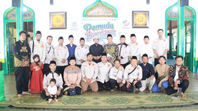 Foto bersama pengurus Pimpinan Daerah Pemuda Muhammadiyah Kota Surakarta dalam acara Semarak Milad Pemuda Muhammadiyah ke-94 bertema Pemuda Berdaya di dalam masjid.