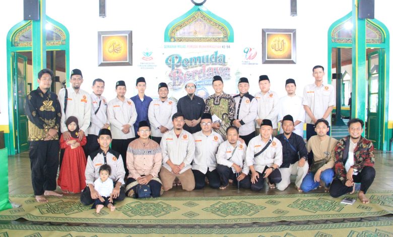 Foto bersama pengurus Pimpinan Daerah Pemuda Muhammadiyah Kota Surakarta dalam acara Semarak Milad Pemuda Muhammadiyah ke-94 bertema Pemuda Berdaya di dalam masjid.