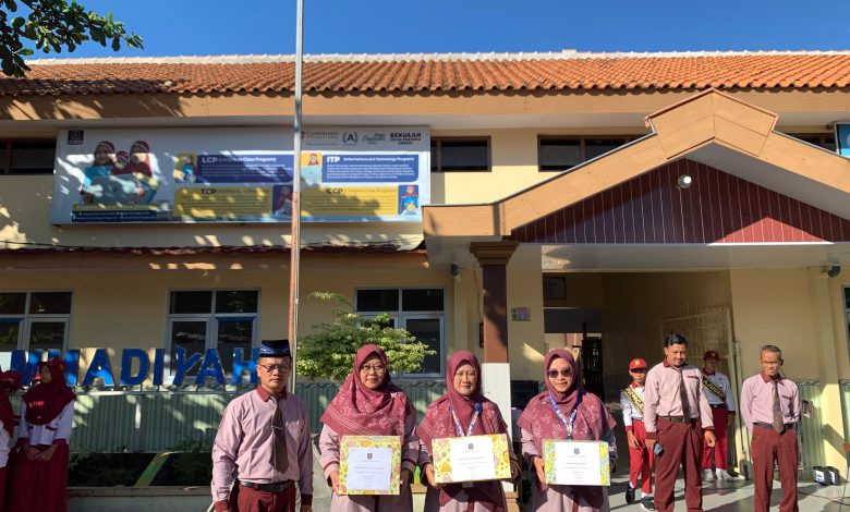 Deskripsi ini sangat krusial untuk SEO gambar karena mengandung kata kunci utama sekolah dan konteks kegiatan secara spesifik
