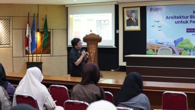 Narasumber Ar. Ir. Agung Murti Nugroho memaparkan materi dalam kuliah tamu Arsitektur Biomimikri yang digelar oleh prodi Arsitektur UMS di Gedung Pascasarjana.