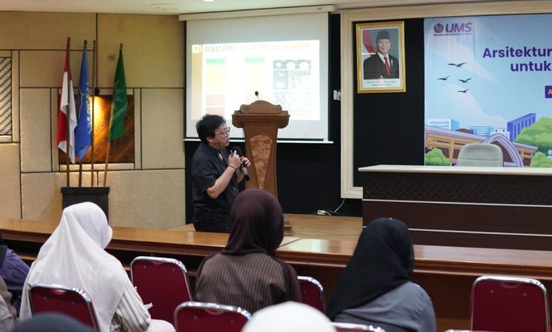 Narasumber Ar. Ir. Agung Murti Nugroho memaparkan materi dalam kuliah tamu Arsitektur Biomimikri yang digelar oleh prodi Arsitektur UMS di Gedung Pascasarjana.