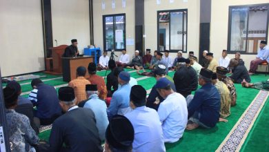 Jamaah mendengarkan ceramah Ustadz Ragil Abu Yazid dalam Kajian Ahad Pagi PRM Bolang mengenai ibadah kurban di Masjid Baiturrahman.