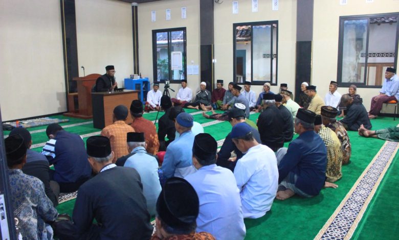 Jamaah mendengarkan ceramah Ustadz Ragil Abu Yazid dalam Kajian Ahad Pagi PRM Bolang mengenai ibadah kurban di Masjid Baiturrahman.