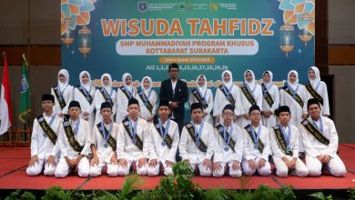 Kepala Sekolah Muhdiyatmoko bersama para siswa wisudawan dan wisudawati Tahfiz Al-Qur'an SMP Muhammadiyah PK Kottabarat Surakarta di atas panggung.