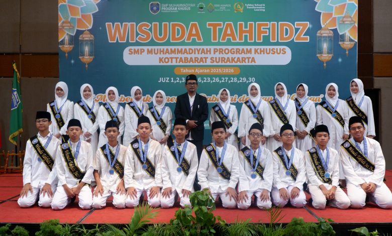 Kepala Sekolah Muhdiyatmoko bersama para siswa wisudawan dan wisudawati Tahfiz Al-Qur'an SMP Muhammadiyah PK Kottabarat Surakarta di atas panggung.