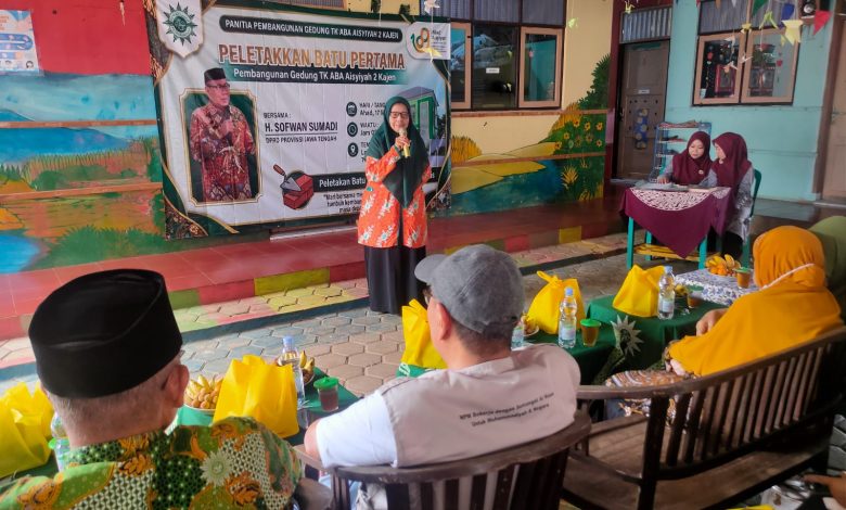 Sambutan dalam acara peletakan batu pertama pembangunan Gedung TK ABA Aisyiyah 2 Kajen dihadiri perwakilan DPRD Provinsi Jawa Tengah.