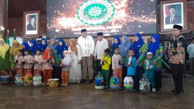 Anak-anak PAUD didampingi guru menunjukkan galon hasil lukisan dalam Festival Melukis Galon Semarak Milad Aisyiyah Jepara di Pendopo Kartini.
