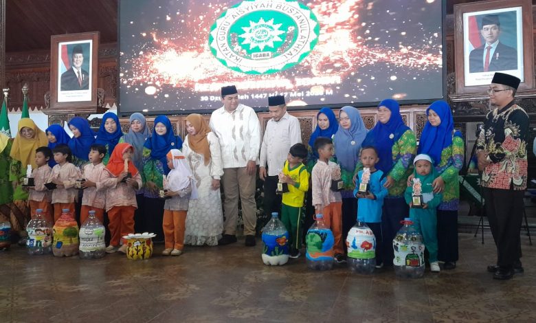 Anak-anak PAUD didampingi guru menunjukkan galon hasil lukisan dalam Festival Melukis Galon Semarak Milad Aisyiyah Jepara di Pendopo Kartini.