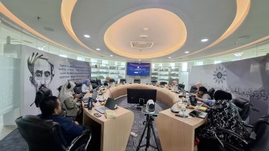 Penyerahan kenang-kenangan dalam rangkaian acara Asia Hub Convening saat melakukan kunjungan lapangan ke lembaga pendidikan Muhammadiyah.