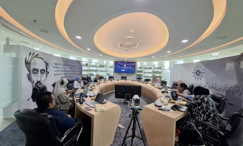 Penyerahan kenang-kenangan dalam rangkaian acara Asia Hub Convening saat melakukan kunjungan lapangan ke lembaga pendidikan Muhammadiyah.