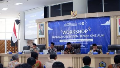 Jajaran pimpinan dan narasumber mengisi sesi panggung utama dalam Workshop Program One Dosen One Tendik One AUM di UMS Surakarta.