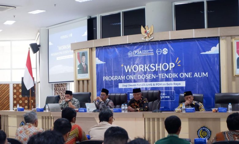 Jajaran pimpinan dan narasumber mengisi sesi panggung utama dalam Workshop Program One Dosen One Tendik One AUM di UMS Surakarta.