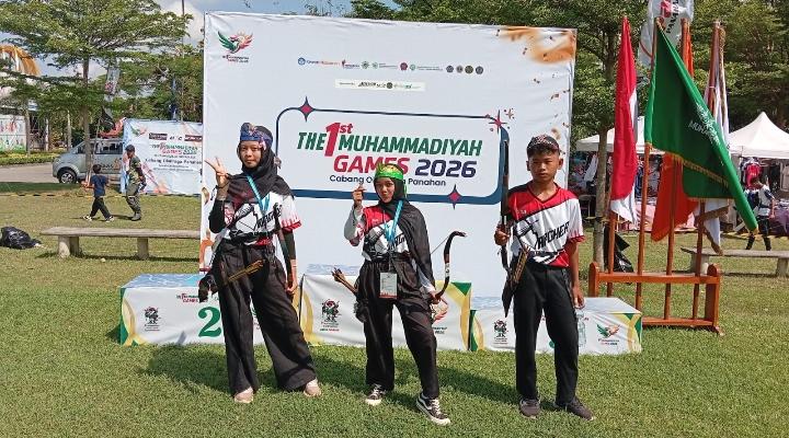Tiga atlet panahan remaja berpose di depan backdrop The 1st Muhammadiyah Games 2026 Cabang Olahraga Panahan.