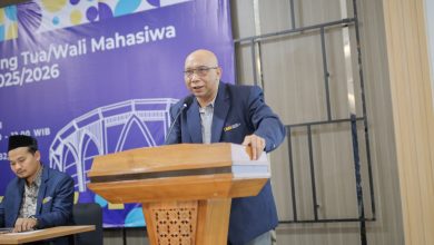 Dekan FHIP Universitas Muhammadiyah Surakarta Prof. Dr. Kelik Wardiono memberikan sambutan di podium pada acara pertemuan orang tua mahasiswa baru UMS.