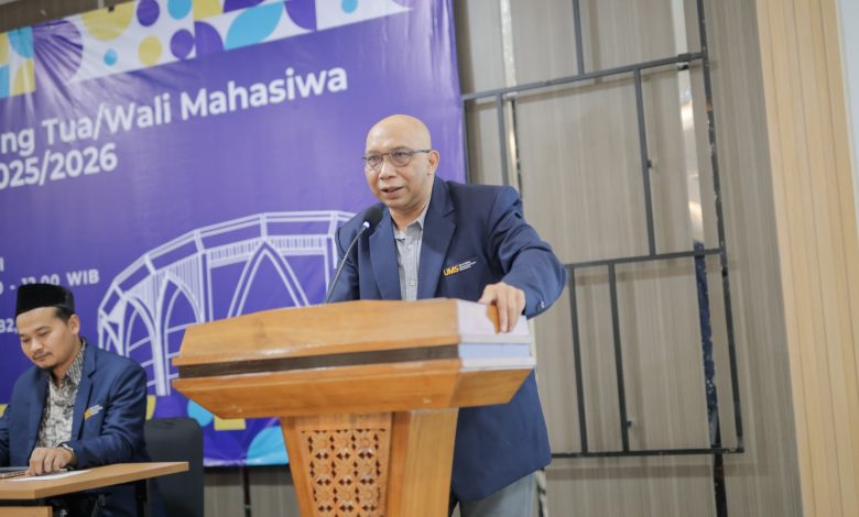 Dekan FHIP Universitas Muhammadiyah Surakarta Prof. Dr. Kelik Wardiono memberikan sambutan di podium pada acara pertemuan orang tua mahasiswa baru UMS.