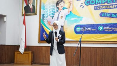 Seorang siswi SMA berhijab putih dan jas almamater hitam tampil di panggung English Speech Competition UMS. Dia menggunakan mikrofon dan membuat isyarat dua jari. Di latar belakang terdapat banner acara bertema 'Ai in Ed' (Artificial Intelligence) dan foto presiden RI di dinding.