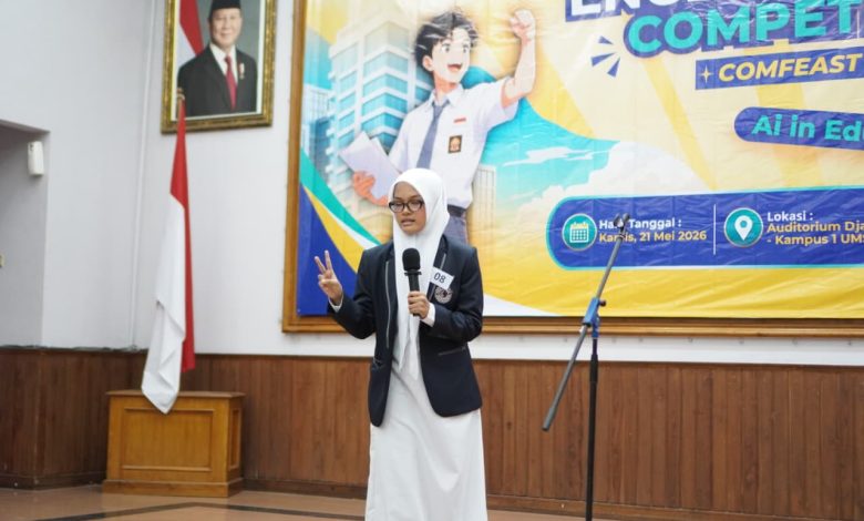 Seorang siswi SMA berhijab putih dan jas almamater hitam tampil di panggung English Speech Competition UMS. Dia menggunakan mikrofon dan membuat isyarat dua jari. Di latar belakang terdapat banner acara bertema 'Ai in Ed' (Artificial Intelligence) dan foto presiden RI di dinding.