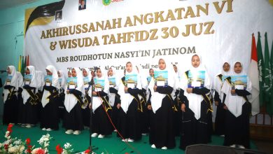 Santriwati MBS Roudhotunnashiin Jatinom Klaten berfoto bersama di atas panggung saat prosesi wisuda tahfizh dan Akhirussanah Angkatan VI.