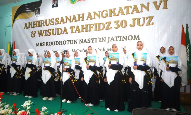 Santriwati MBS Roudhotunnashiin Jatinom Klaten berfoto bersama di atas panggung saat prosesi wisuda tahfizh dan Akhirussanah Angkatan VI.