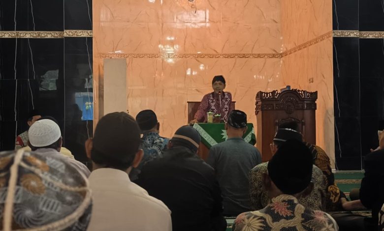 Ikhwanushoffa menyampaikan materi kajian safari qurban Lazismu di hadapan jemaah Masjid Darul Qoror SMP Muhammadiyah Tempuran Magelang.