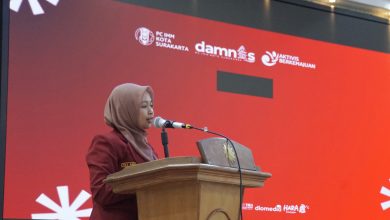Fika Annisa Sholihah memberikan sambutan dalam pembukaan DAMNas IMM Surakarta 2026 di podium