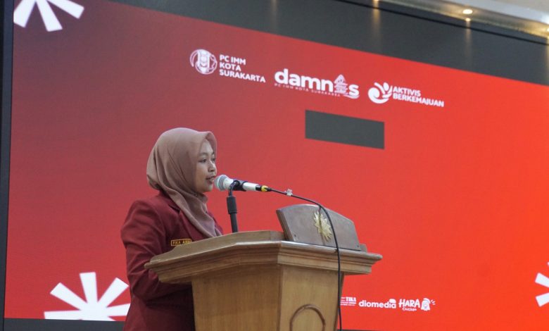 Fika Annisa Sholihah memberikan sambutan dalam pembukaan DAMNas IMM Surakarta 2026 di podium