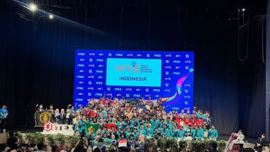 Delegasi Mahasiswa UMS Juara WYIE 2026 berfoto bersama di atas panggung penghargaan Kuala Lumpur Malaysia