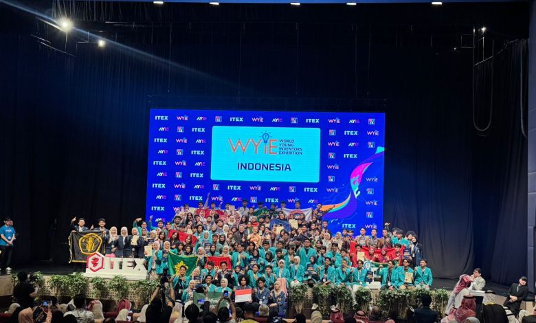 Delegasi Mahasiswa UMS Juara WYIE 2026 berfoto bersama di atas panggung penghargaan Kuala Lumpur Malaysia