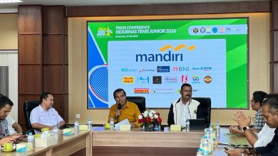 Suasana konferensi pers program Kejurnas dan Beasiswa Tenis Tugu Muda Cup 2026 di ruang rapat Unimus Semarang