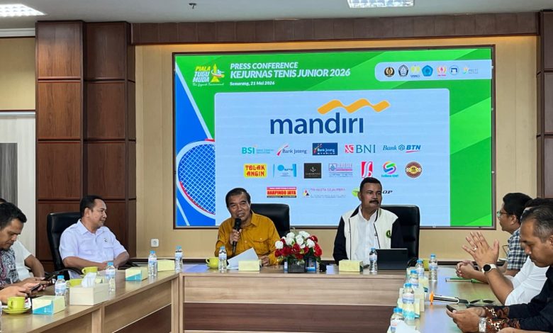 Suasana konferensi pers program Kejurnas dan Beasiswa Tenis Tugu Muda Cup 2026 di ruang rapat Unimus Semarang