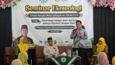 Suasana Seminar Ekoteologi dalam rangka Milad Aisyiyah ke-109 di Pekalongan, menampilkan seorang pembicara pria berbaju batik sedang memberikan sambutan di depan panggung.