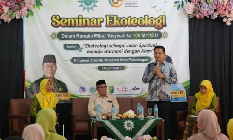 Suasana Seminar Ekoteologi dalam rangka Milad Aisyiyah ke-109 di Pekalongan, menampilkan seorang pembicara pria berbaju batik sedang memberikan sambutan di depan panggung.