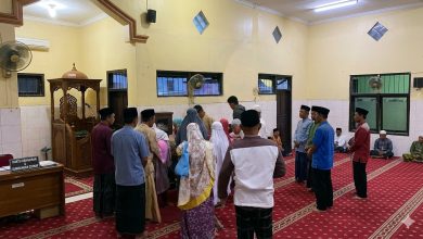Dokumentasi penyerahan Ziswaf berupa pembagian beras gratis pada Pengajian Ahad Pagi Kartasura format landscape