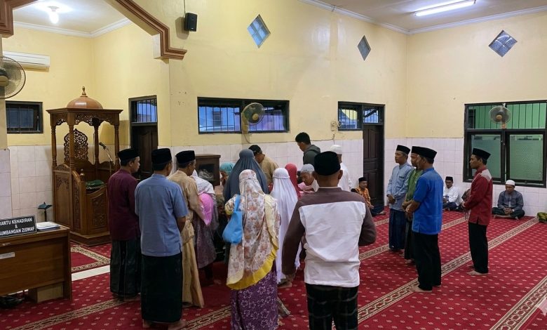 Dokumentasi penyerahan Ziswaf berupa pembagian beras gratis pada Pengajian Ahad Pagi Kartasura format landscape